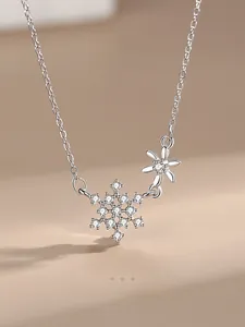 Gros plan du pendentif flocon de neige en argent sterling S925 avec zircons incrustés
