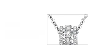 Gros plan du pendentif cylindre en argent S925 avec micro-pavage de cristaux de zircone