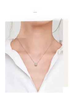 Gros plan du collier cylindre en argent sterling S925 avec diamants pavés sur un mannequin