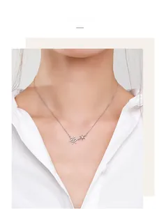 Gros plan sur un collier flocon de neige en argent S925 avec zircons sur un mannequin