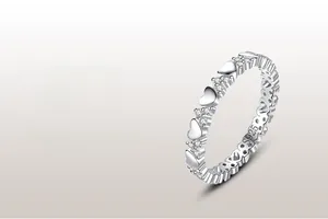 Vue macro d'une bague en argent S925 avec motifs de cœurs continus et zircons micro-sertis