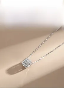 Détail du pendentif cylindre en argent s925 serti de micro-zircons étincelants