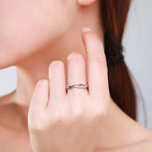Eleganter S925 Sterlingsilber Zweigring mit funkelnden Zirkonia-Steinen für Damen