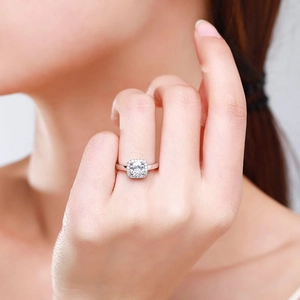Bague élégante en argent S925 avec diamant simulé 1 carat taille carrée et halo brillant