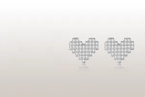 Gros plan sur des boucles d'oreilles cœur pixel 8-bit en argent s925 avec pavé de zircons
