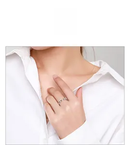 Mannequin portant une bague coeur en argent S925 avec sertissage micro pavé brillant