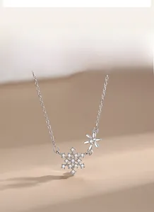 Détails du collier flocon de neige en argent avec zircon blanc et pendentif fleur