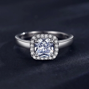 Bague halo en argent sterling S925 avec un zircon cubique de 1 carat taille coussin