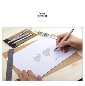 Croquis de boucles d'oreilles cœur en argent S925 avec outils de dessin sur bureau