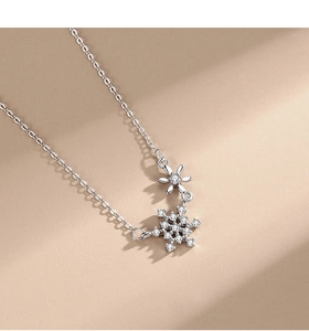 Détail du collier flocon de neige en argent s925 avec zircons et pendentif fleur