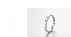 Détail d'une bague en argent s925 avec des cœurs polis et pavés en alternance