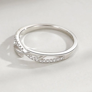 Eleganter Ring aus 925er Sterlingsilber mit Ast-Design und mikro-eingelegten Zirkonia