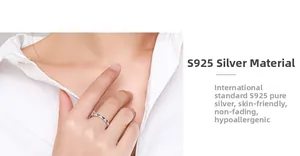 Détail de la bague d'éternité en forme de cœur en argent sterling S925 au doigt