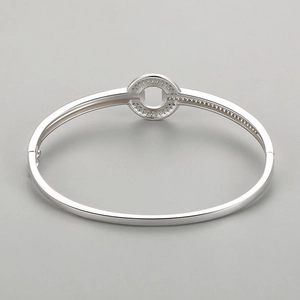 Elegant S925 sterling silver bangle with a sparkling pavé diamond circular halo design