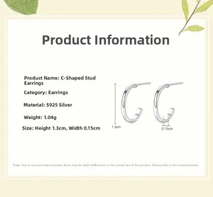 Vue détaillée des boucles d'oreilles en argent S925 en forme de C avec dimensions de 1,3 cm