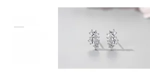 Détail de trois pierres de zircone en forme de poire sur boucles d'oreilles en argent 925