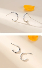 Détail de boucles d'oreilles en forme de C en argent sterling 925 avec fini poli