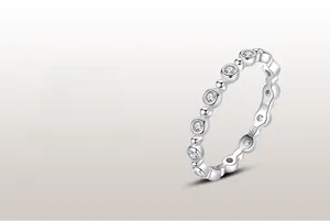 Détail d'une bague en argent S925 montrant l'oxyde de zirconium serti clos et poinçon