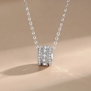 Élégant collier en argent s925 avec pendentif cylindre serti de zircons brillants
