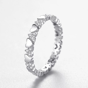 Bague éternité en argent 925 avec motifs cœurs et accents en zircone cubique pavé