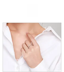 Vue rapprochée d'une bague en argent 925 avec cristaux micro-pavés portée par un mannequin