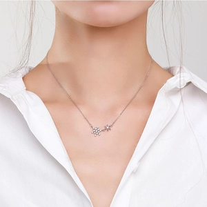 Collier flocon de neige en argent S925 serti de zircons porté par un mannequin femme