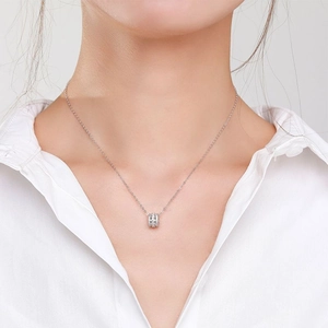 Élégant collier s925 en argent avec pendentif micro-pave sur chemise blanche