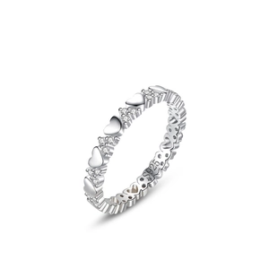 Bague cœur en argent sterling S925 poli avec incrustations de zircons étincelants, vue à 45°