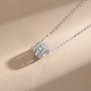 Collier élégant en argent sterling S925 avec pendentif cylindrique pavé de zircons
