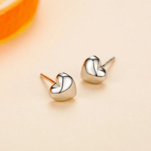 Minimalistische Herz-Ohrstecker aus poliertem S925 Sterlingsilber für Damen