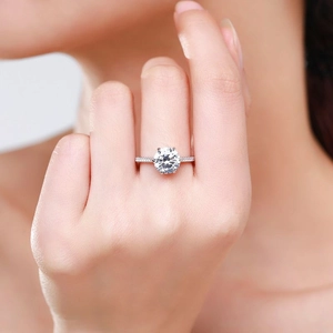 Elegant S925 sterling silver 2-carat round brilliant cut engagement ring on hand