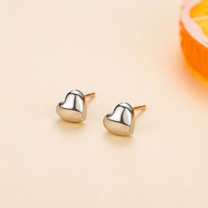S925 Sterling Silber Herz Ohrstecker mit polierter Oberfläche und minimalistischem Design