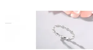 Vue détaillée de la bague en argent S925 avec zircons cubiques sertis à griffes