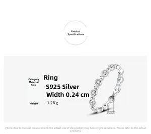 Détail macro de la bague en argent 925 montrant la largeur de 2,4 mm et les oxydes