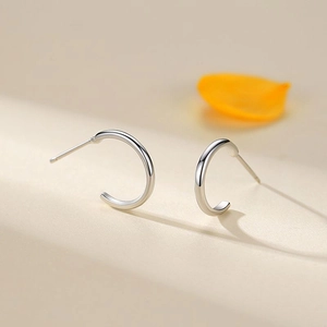 Boucles d'oreilles minimalistes en argent sterling 925 en forme de C pour femmes