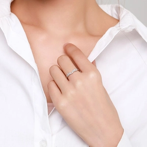 Elegant S925 sterling silver ring with micro-set wavy diamonds on a model's hand