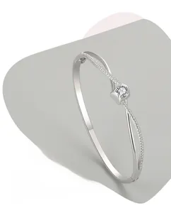 Dettaglio macro del bracciale a doppio strato in argento con pavé di zirconi lucidi