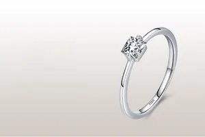 Vue détaillée du poinçon S925 sur une bague en argent avec diamant de coupe carrée