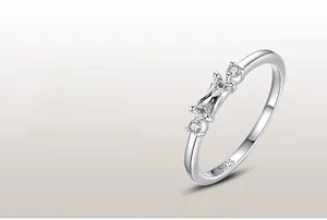 Gros plan sur la bague en argent S925 avec une pierre de zircone rectangulaire