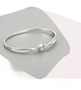 Vista macro di un bracciale in argento S925 con design a cuore e dettagli in pavé di diamanti