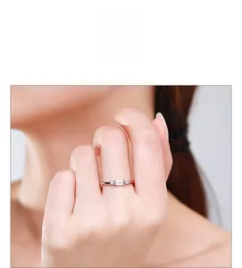 Gros plan d'une bague en argent S925 avec cristal rectangulaire et diamants sur la main