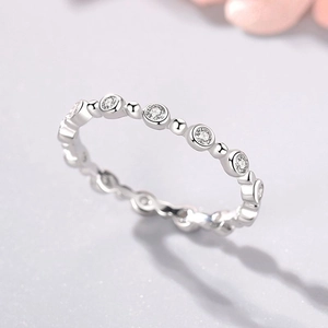 Bague perlée minimaliste en argent 925 avec des diamants étincelants sertis clos