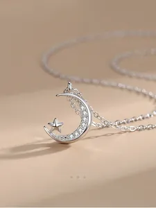 Gros plan sur le pendentif lune et étoile en argent S925 avec zircons blancs sertis