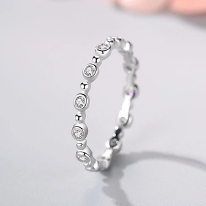 Bague éternité en argent 925 avec zircons ronds sertis clos de style minimaliste