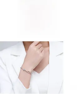 Dettaglio del bracciale in argento s925 con design a doppio strato e zirconi a cuore