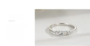 Vue macro d'une bague en argent S925 avec sertissage de zircon carré et poinçon détaillé
