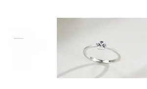 Vue macro d'un oxyde de zirconium carré serti de griffes sur une bague en argent