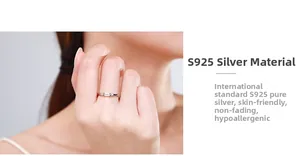 Vue détaillée d'une bague en argent S925 avec une pierre rectangulaire scintillante