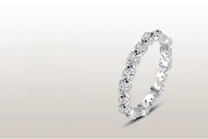 Gros plan sur la bague en argent sterling S925 sertie de pierres scintillantes ondulées