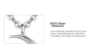 Gros plan sur le pendentif lune en argent S925 avec détails de micro-incrustation